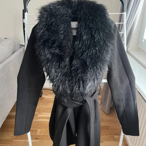Kappa med pälskrage  - Kappa från Chiara Forthi, i fint skick. Avtagbar fuskpäls krage, köpt för 1699kr