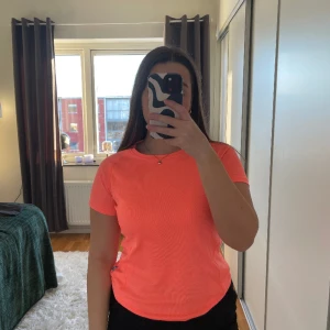 Träningstopp - Orangerosa Träningstopp från Gekås. I gott skick. Passar en S eller XS