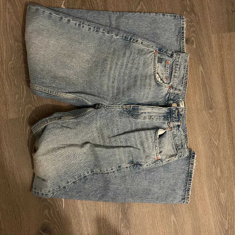 90s high waist jeans från Ginatricot. Storlek 36 knappt använda, skriv om du har funderingar:). Jeans & Byxor.