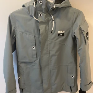 Dopejacka - Jättefin skidjacka i nyskick, endast använd ett fåtal gånger. Nypris-2100kr, jag säljer den för 1000kr+frakt✨. Priset kan diskuteras🫶🏻