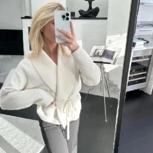 Stickad tröja - Lånade bilder! Superfin tröja, säljer då den är lite stor för mig. Perfekt till vintern då den värmer men samtidigt sitter snyggt😍