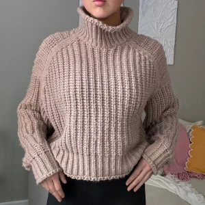 Stickad tröja - En beige stickad tröja i fint skick! Köpt på HM. 