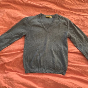 Blå ribbad tröja (Zara) - I mycket bra skick! Storlek M men passar bättre på S & XS. 