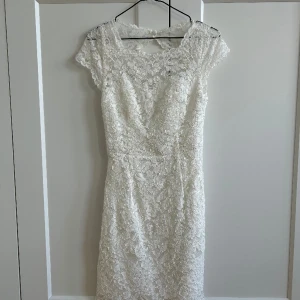 By Malina spetsklänning - Klänning från By Malina i vit spets🤍 perfekt till studenten! Nästintill oanvänd i perfekt skick, hör av dig vid frågor😊