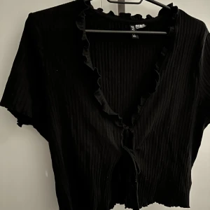 Söt topp från HM - Söt topp från H&M. Storlek L för att den inte ska sitta supertight på en storlek S/M. Sitter mer ”loose”. Så skön🪻