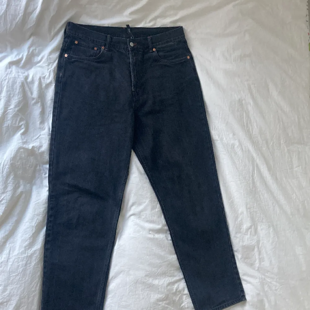 Jeans från weekday i modellen tape. Sitter en aning baggy, skulle säga att de är på gränsen mellan straightleg och baggy. Inga skador eller fläckar så vitt jag kan se. De har annars en skön wear’n’tear. Ställ gärna frågor! 💬. Jeans & Byxor.