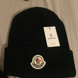 Moncler mössa - Säljer denna mössa det är min brors han fick den i jullklap och han vill sälja den helt oanvänd jätte jätte fin.