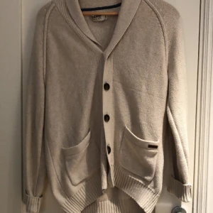 Dobber cardigan - Hej, säljer en snygg unik Dobber cardigan i färgen vit/beige samt storlek Medium. Skick 7/10 lite använd och lite märken runt om ärmarna annars inget problem med den. Kom dm för fler frågor/bilder osv!😁
