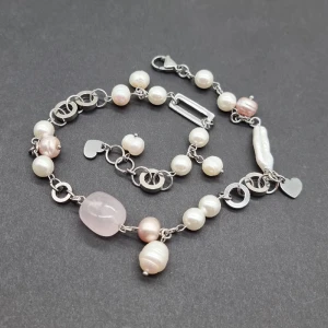 Handgjort armband  - Mina drömstrand" Handgjort armband 🌊⛱️ Material-äkta sötvattenspärlor,  rosenkvarts, rostfritt stål. Nickel fri. Armbandslängd: 38,5cm 