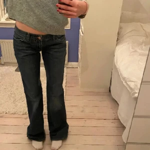Lågmidjade bootcut jeans - TAR EMOT PRISFÖRSLAG! Mammas gamla, har många och kommer inte till användning + behöver pengar😗skriv om de är nå frågor🩷