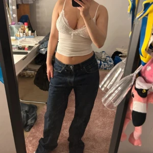 Super snygga oversized jeans - Säljer då de är för långa för mig men super snygga💕💕💕jag brukar normalt sätt ha S i storlek så de är jeansen sitter oversized på mig.