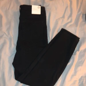 Svarta jeans  - Helt nya svarta jeans från hm.