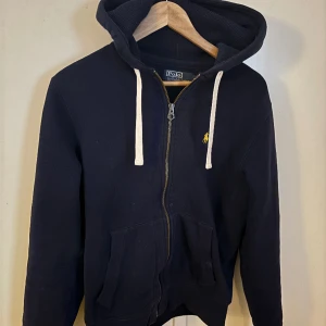 Ralph Lauren Hoodie - Säljer min blåa Ralph lauren tröja då den är för liten inga hål eller fläckar 