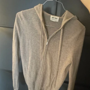 Soft Goat zip up - Säljer min beiga Soft Goat zip up, köptes för 2500 kr säljer för 1500 kr 🫶den är i storlek S
