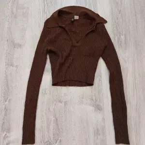 En tunn brun ribbad tröja från H&M i stl XS. Nyskick, orginalpris ca 150kr, mitt pris 50kr+frakt. Skriv priv vid intresse eller frågor🫶🏼