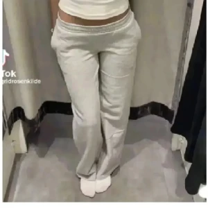 Lågmidjade Mjukisbyxor bikbok - Mjukisbyxor från bikbok, använda några få gånger men tycker dom blivit för korta på mig som är 175. Jätte skönt och bra material. Är en M men passar även S (första bilden är lånad)