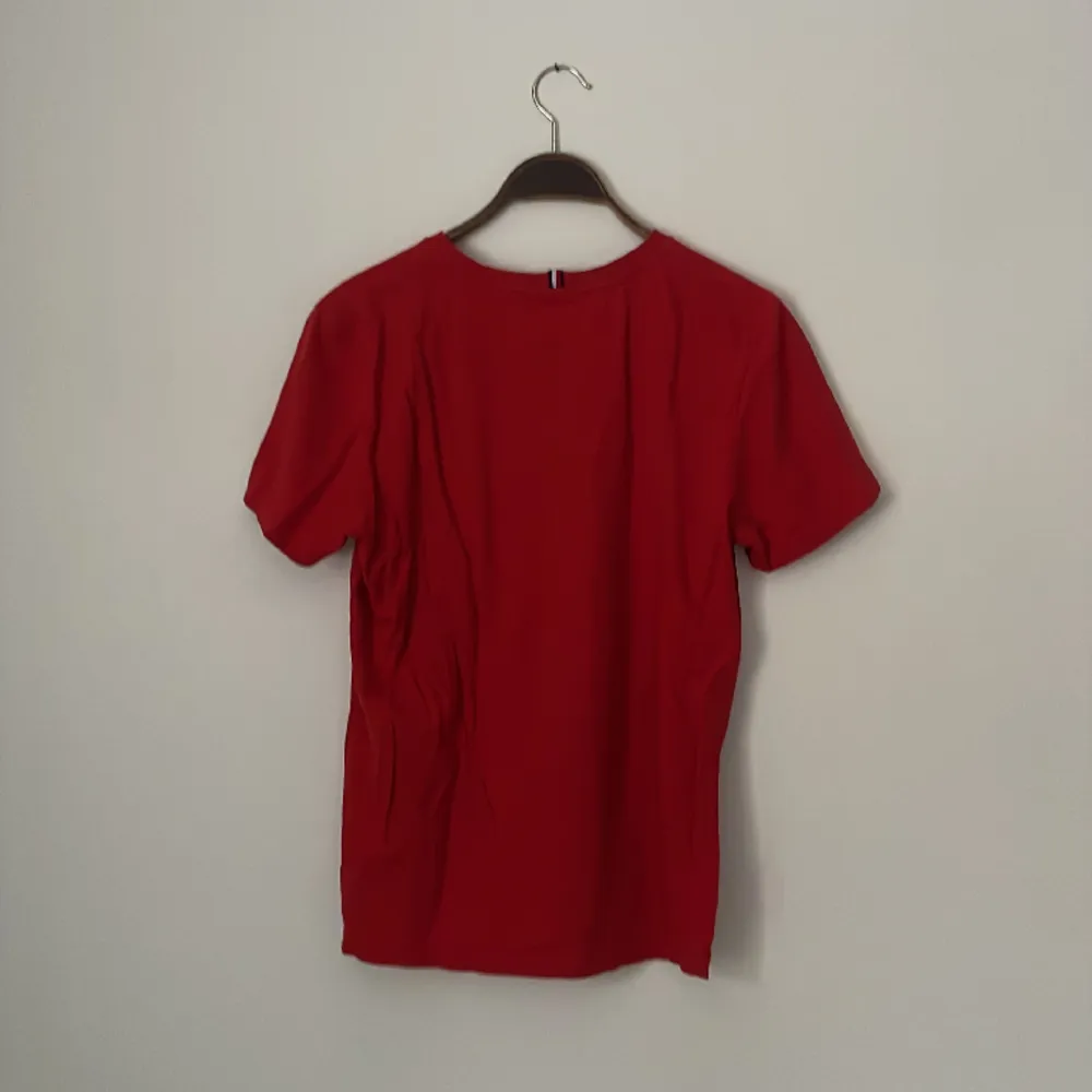 Röd tommy hilfiger t shirt i bra skick. Skriv om ni är intresserade!. T-shirts.