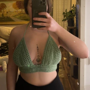 Egenvirkad topp - 100% akryl Kupa passar B,C,D💗 Omkrets Xs-M💗 ( kan virka efter önskemål om du skickar inspiration )💗