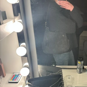 Väska  - Fin rymlig väska i mocka matrial 💕