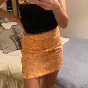 Kjol med slits  - Så söt kjol från Zara🤍Använt varsamt så i väldigt bra skick. Storlek M. Köparen står för frakt. 