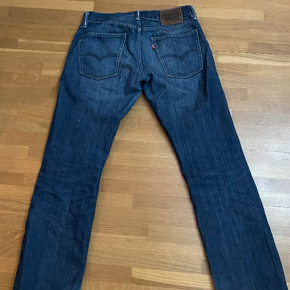 Säljer nu mina Levi’s jeans, tecken på användning men med få defekter☺️. Jeans & Byxor.