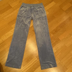 Juicy byxor ljusblå  - Nu säljer jag mina Juicy byxor i storlek S (ljusblå) Använt fåtal gånger och jättefint skick. Jag säljer dom för att dom är för korta. Pris kan diskuteras