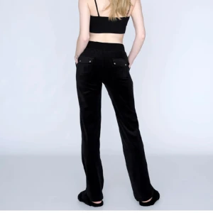 Svarta Juicy couture byxor - Säljer ett par svarta juicy couture byxor! Använda mindre än 10 gånger, tvättade fåtal gånger och i väldigt bra skick. Storlek S. Nypris: 1200kr. Säljer endast för de inte kommer till användning. Tvättas innan de säljs. Pris kan diskuteras 