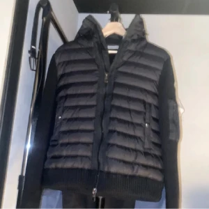 Moncler cardigan - Moncler cardigan i nyskick. Säljes pågrund av att jag har växt ur den. Pris ej hugget i sten