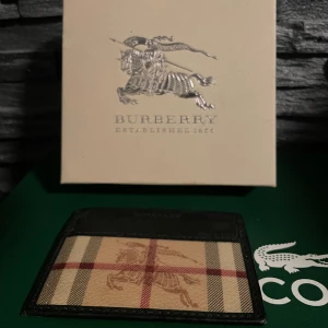 Burberry korthållare - Unik Burberry korthållare i toppenskick🔥 All OG🤩 Plats för både sedlar/mynt samt kort🙌  Tveka inte att höra av dig vid minsta lilla fundering🙏