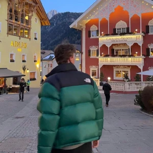 The North Face Nuptse Jacka - Säljer min North Face 1996 Retro Nuptse jacka som köptes 2022. Nypris runt 2800:-. Använd men i mycket fint skick, typ som ny 😇 Skriv om du vill ha fler bilder!