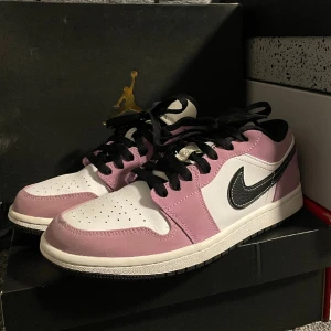 Jordan 1 low Violet shock - Air Jordan 1 low SE Violet shock i nyskick❗️Storlek 41⚡️Box tillkommer🤩  Tveka inte att höra av dig vid minsta lilla fundering🙌