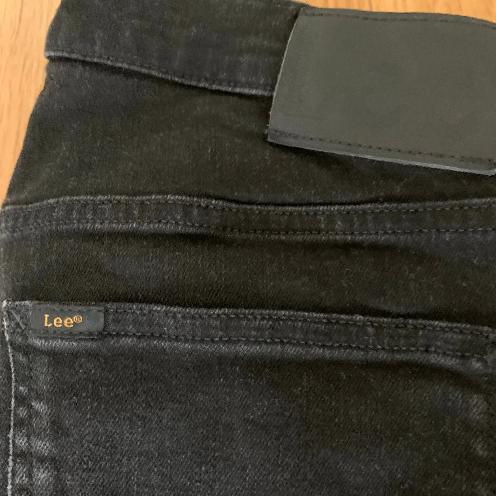 Jättefin svart  jeans av märket Lee i storlek 31/32. Byxorna är nya. Mer bilder kan skickas. . Jeans & Byxor.