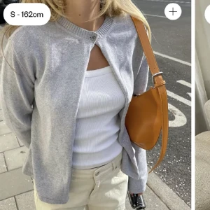 Djerf Avenue kofta - En grå kofta från djerf avenue i storlek s men passar både mindre o större. Så mjukt material och nästan aldrig använd. Nypris över 1000 kr
