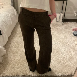 Bruna kostymbyxor - Lågmidjade bruna kostymbyxo. Nuskick