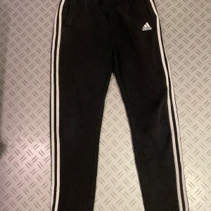 Adida mjukisbyxor. - Väldigt snygga och sköna mjukisbyxor från adidas. Dem här byxorna är i bra skick och kvalitet! Hör av er vid funderingar!