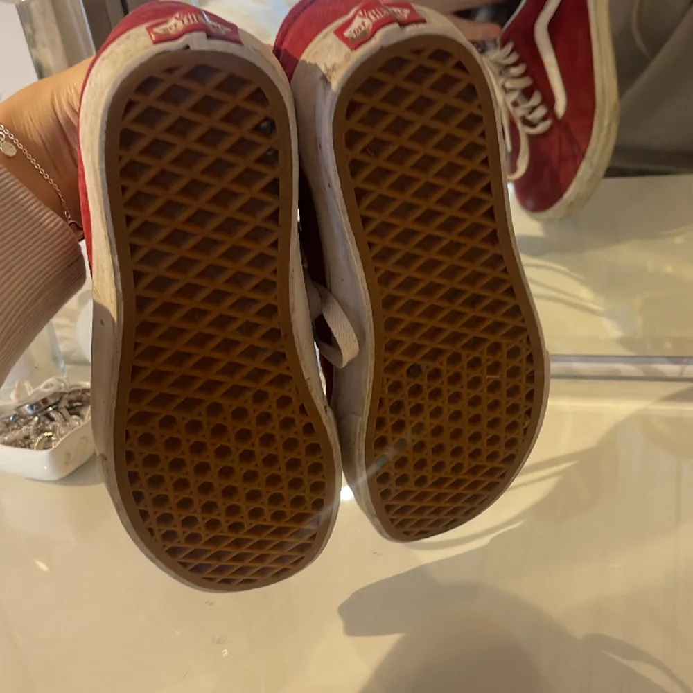 Röda Sneakers ifrån vans i storlek 38. Använd fåtal gånger i mycket gott skick . Skor.