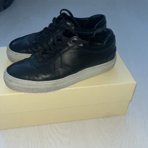 Arigatos  - Ett par riktigt stilrena skor från Arigato. Perfekta för dom som söker stil året runt. Pris går att diskutera 