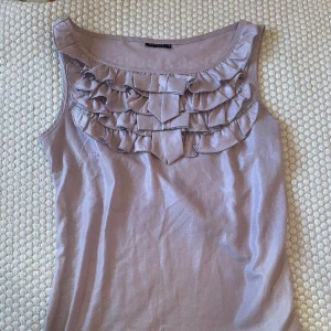 Linne med volang - Säljer detta volang linne som har lite blair waldorf vibe då det inte kommer till användning💕hör av er vid fler frågor💕säljer + frakten💕