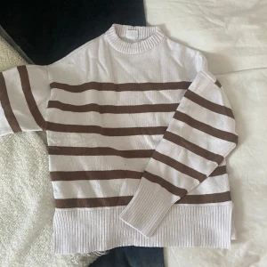 Randig stickad tröja - Varm och tjock tröja från Ullared, har slitsar längst ner, använd enstaka gånger🥰 Fint skick!