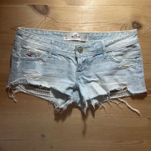 Hollister shorts - Säljer dessa supersnygga lågmidjade shorts från hollister💕säljer då de inte kommer till användning💕hör av er vid frågor eller fler bilder💕säljer + frakten💕