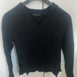 Tröja - Snygg svart tröja. Storlek M men är för liten för mig så snarare xs i storlek.