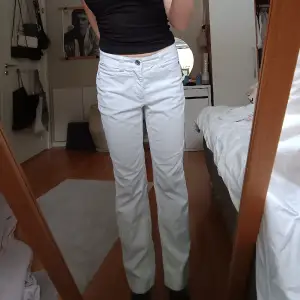 Ett par vita raka jeans från MAC använda fåtal gånger, nypris 549 💓 Super fina men passar mig tyvärr inte så bra, det är en storlek 34-36💓 