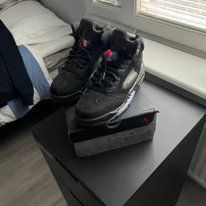 Jordan 5 paris saint germain strl 44 - Använda några gånger en liten scuff på logan baksidan se bild 3, skicka meddelande för mer info!