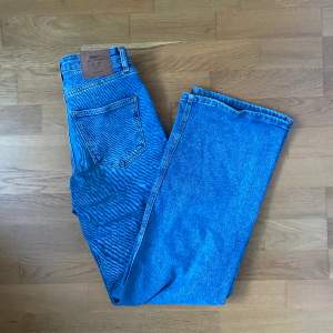 säljer dessa blå jeans från only, de är högmidjade och vida i modellen💓 pris kan diskuteras!!