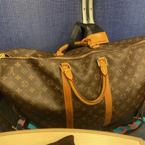 Louis Vuitton Keepall bag 55 & Toilet Pouch - Kepall 55 used but look like New on most parts with just regular wear and tear. Original strap + mark Jacobs strap included. + Toilet pouch