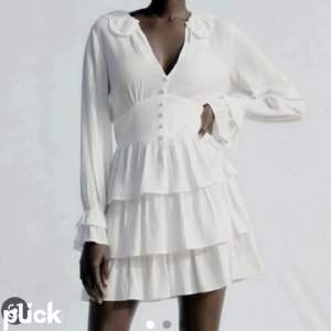 Säljer denna klänning från zara i storlek M, men skulle säga att den upplevs mindre så passar mer en XS/S! Skriv för egna bilder! 💓