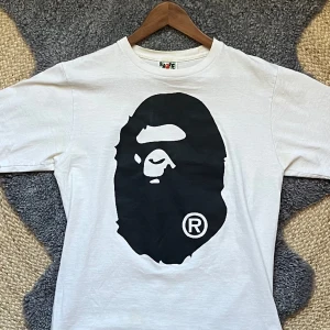 OG Bape Tee Ape Head (Grey) 2018 - Bape Tee i storlek M, Stor bape logotyp i grå färg, köpt 2018 i Tokyo, Varan är i bra skick, öppen för alla bud