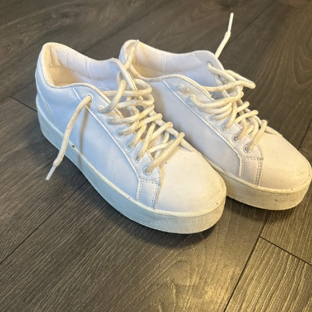 Vita Sneakers från Nelly som bara har använts 2 gånger💕. Skor.