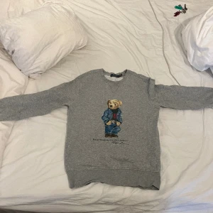 Ralph lauren tröja - Här säljer jag en fin grå Ralph Lauren tröja med bra skick