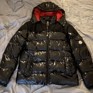 Moncler Jacka - Moncler jacka Storlek L jag har M och de passar Qr kod Fint skick 2000kr